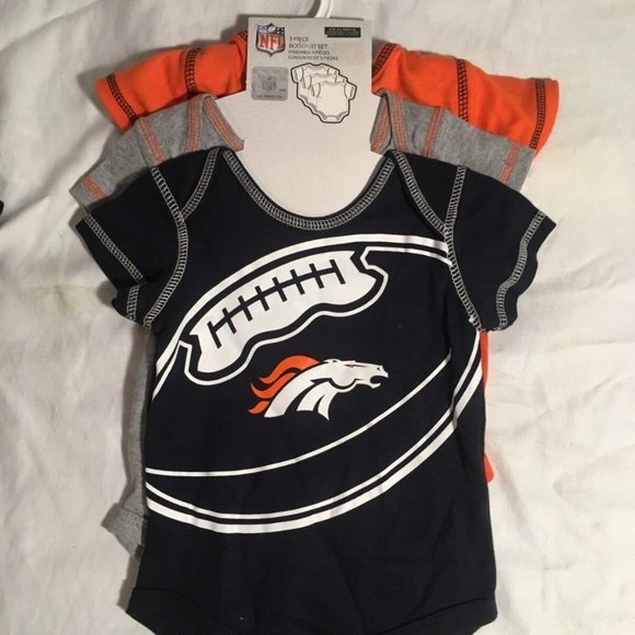 NEW WITH TAGS NFL DENVER BRONCOS 3 PIECE CREEPER SET NM 03000